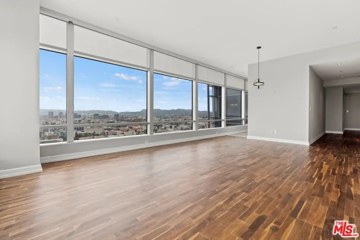 Living Room - Looking Northwes