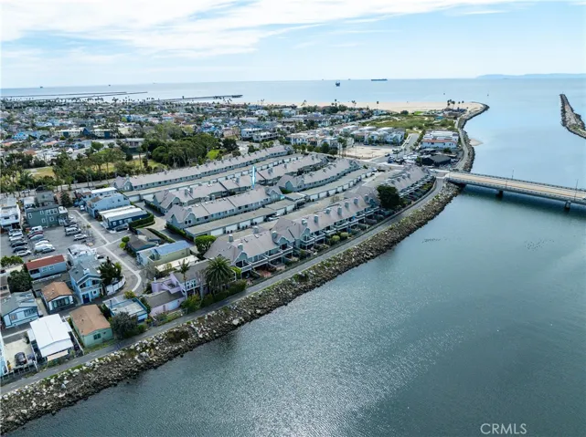 Walk to restaurants dining and shopping!