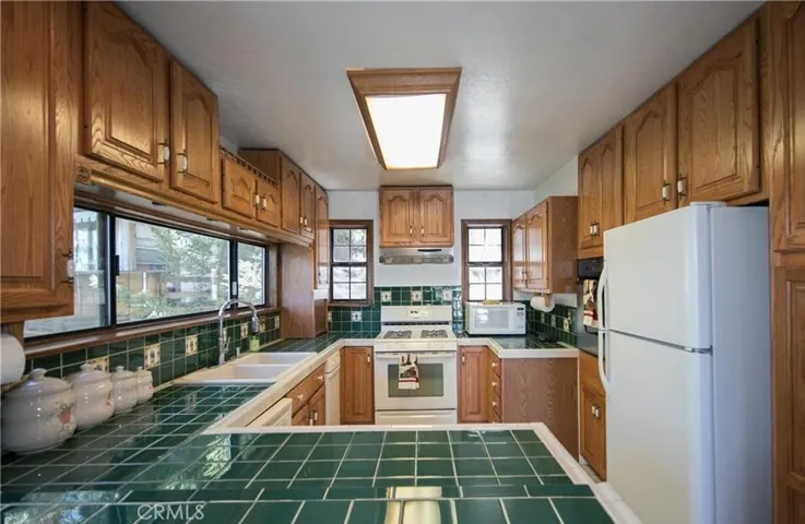 Level floor kitchen