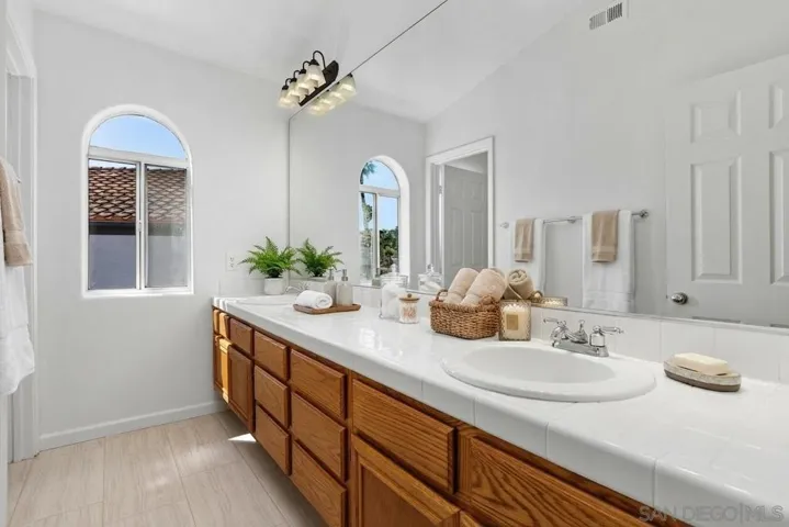 https://zimg.paragon.ice.com/ParagonImages/Property/PA/SDMLS/-516640/31/533/400/24178ec56d33933fa998d7a6ded16e7e/3/e11f98bed5e4b8444da701d14af1cca3/-516640-e209c696-7187-471e-9701-540bf161b8ad.JPG