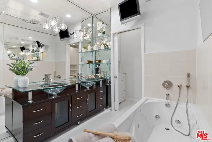 Primary Bathroom En-Suite