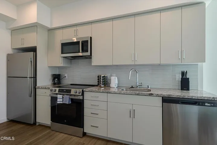 31-18900 Parthenia St-31