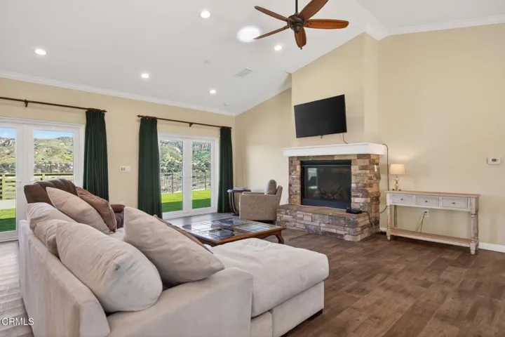 9-web-or-mls-Upmarket Media-10755Whe026