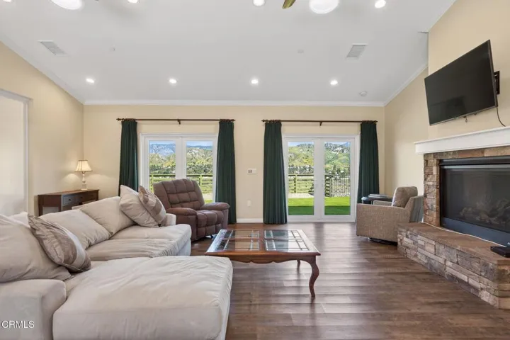 8-web-or-mls-Upmarket Media-10755Whe022