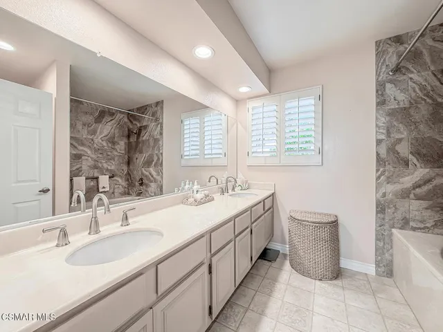 iPrimary Bedroom Suite3