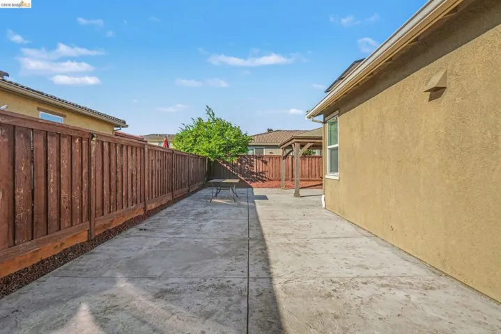 Large Side Yard Possible RV/Boat Access