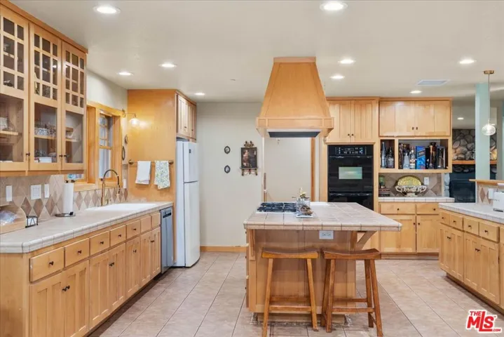 28200 Pine Canyon Road, Lake Hughes, California 93532