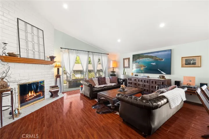 Recessed lights, laminate flooring