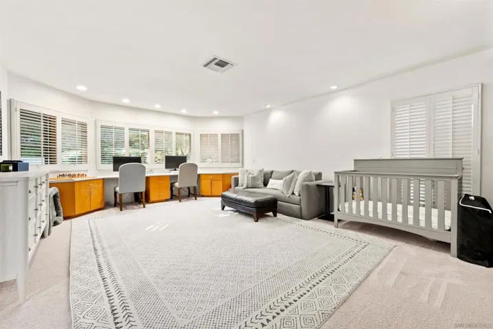 Guest bedroom - We can a bed or leave it like a large office, yoga room or playroom for the kids!