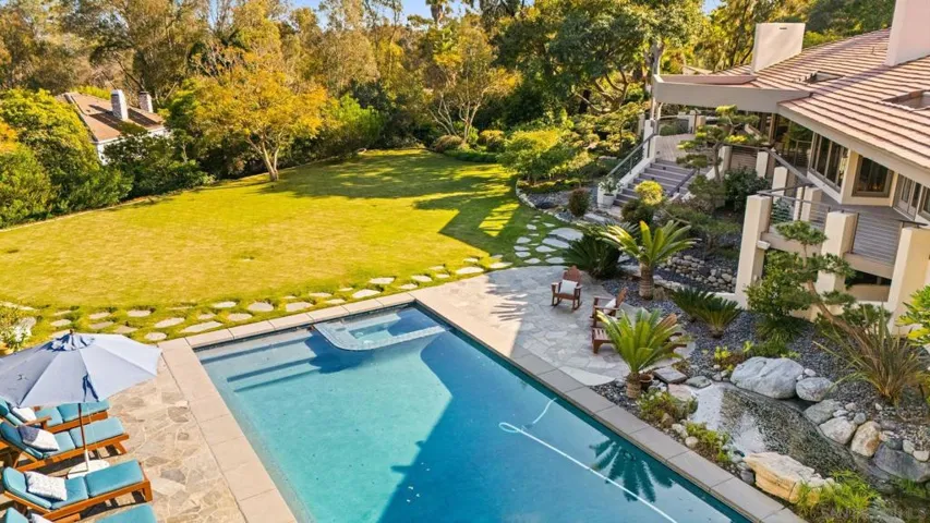 Large lawn and totally private!