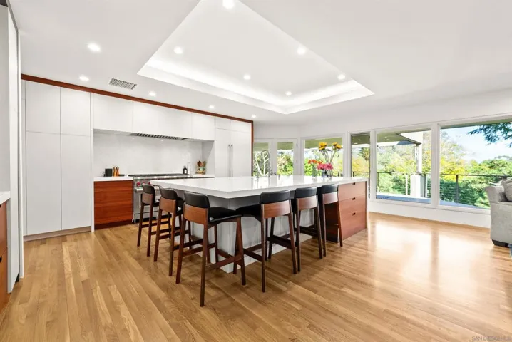 Generous kitchen island!