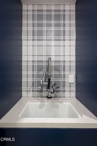 42-web-or-mls-8 Burrell Lt by Pierre Gal