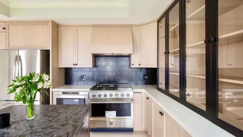 10-web-or-mls-8 Burrell Lt by Pierre Gal