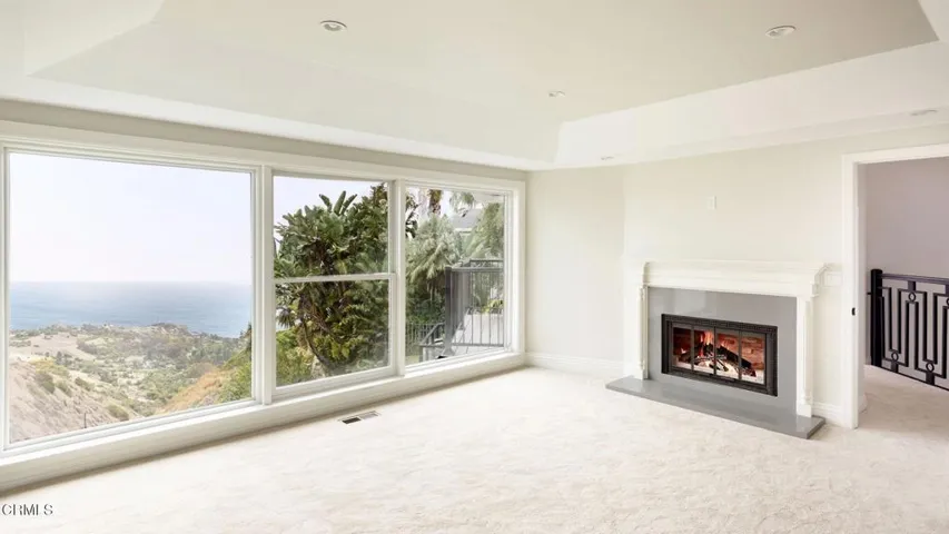 18-web-or-mls-8 Burrell Lt by Pierre Gal