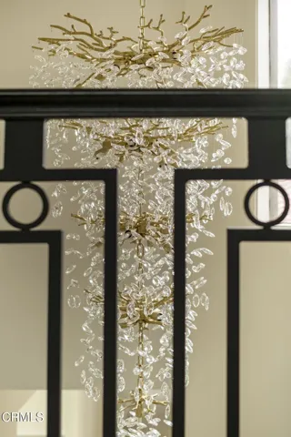 32-web-or-mls-8 Burrell Lt by Pierre Gal