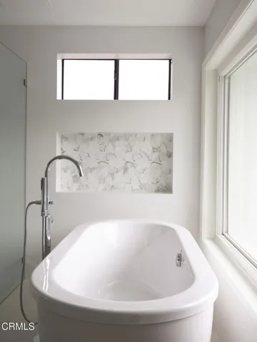 21-web-or-mls-8 Burrell Lt by Pierre Gal