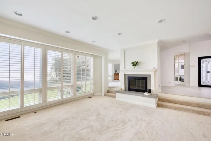 6-web-or-mls-8 Burrell Lt by Pierre Gala