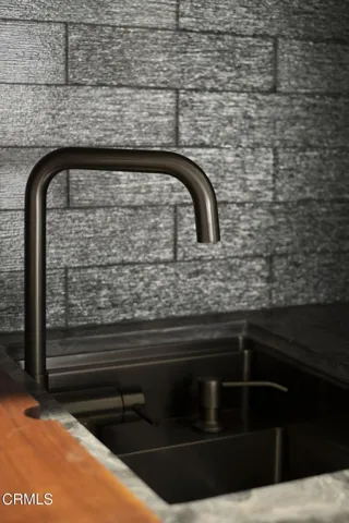 13-web-or-mls-8 Burrell Lt by Pierre Gal