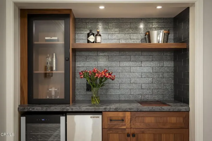 12-web-or-mls-8 Burrell Lt by Pierre Gal