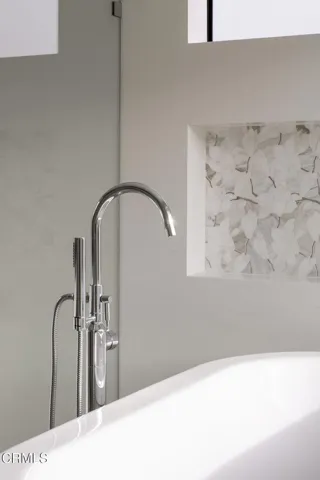 22-web-or-mls-8 Burrell Lt by Pierre Gal