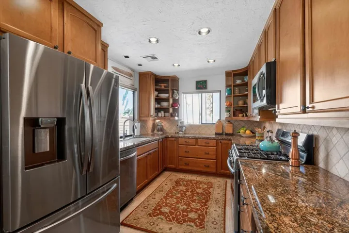 16_72795_Grass_Ct_Palm_Desert_Ca-Kitchen