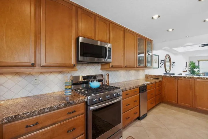 17_72795_Grass_Ct_Palm_Desert_Ca-Kitchen