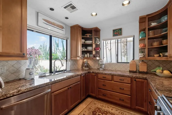 18_72795_Grass_Ct_Palm_Desert_Ca-Kitchen