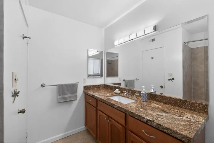 30_72795_Grass_Ct_Palm_Desert_Ca-Bathroo