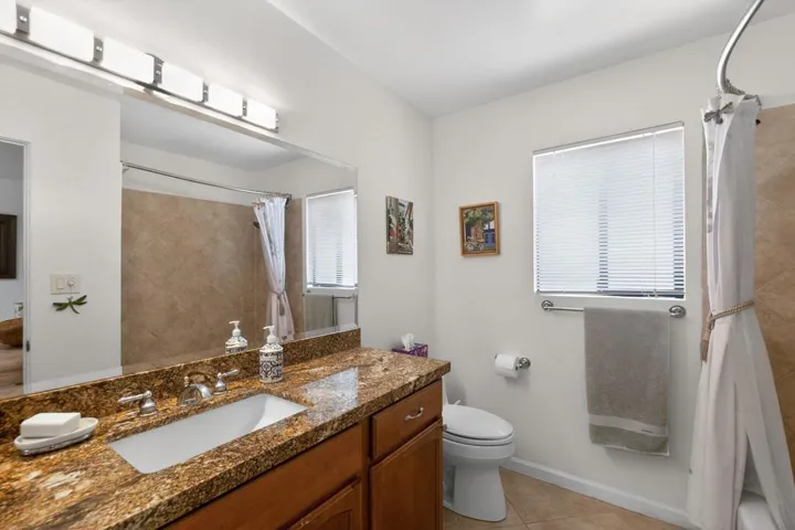 29_72795_Grass_Ct_Palm_Desert_Ca-Bathroo