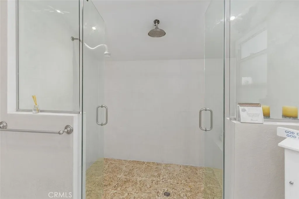 Primary Large Shower 
Dual Shower Heads