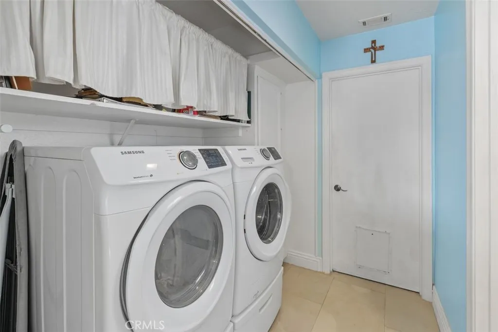 Laundry Room Area /
Garage Entry