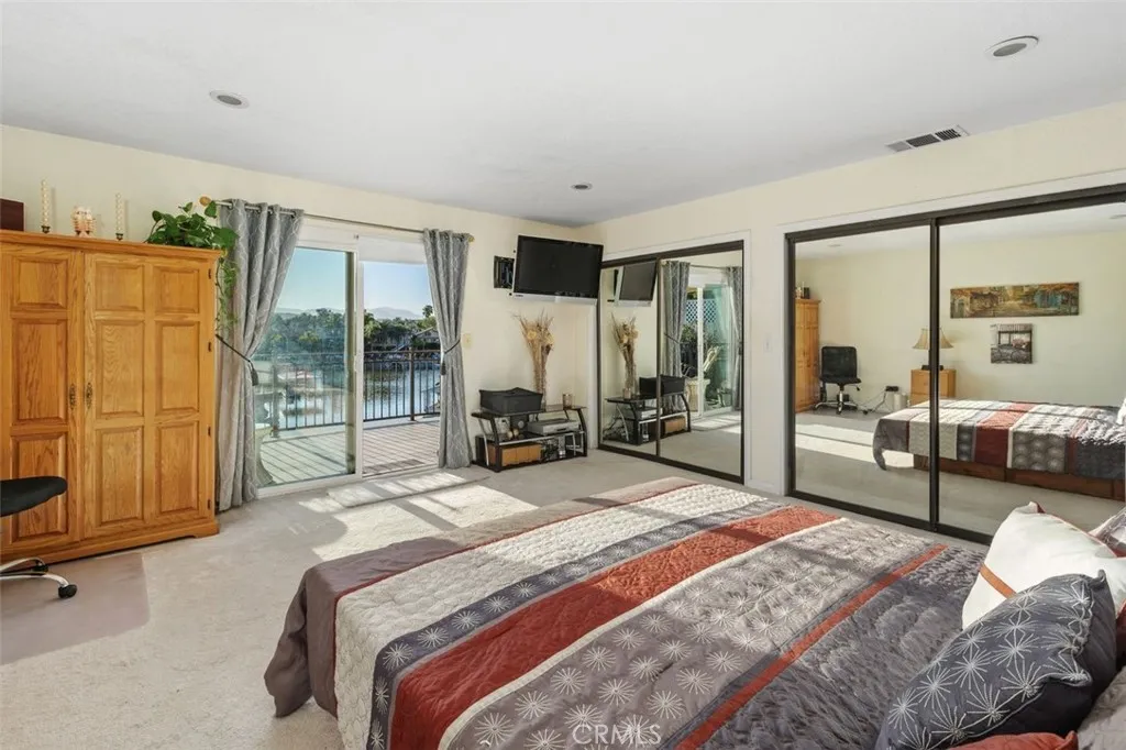 Primary En-suite, Mirrored closet doors