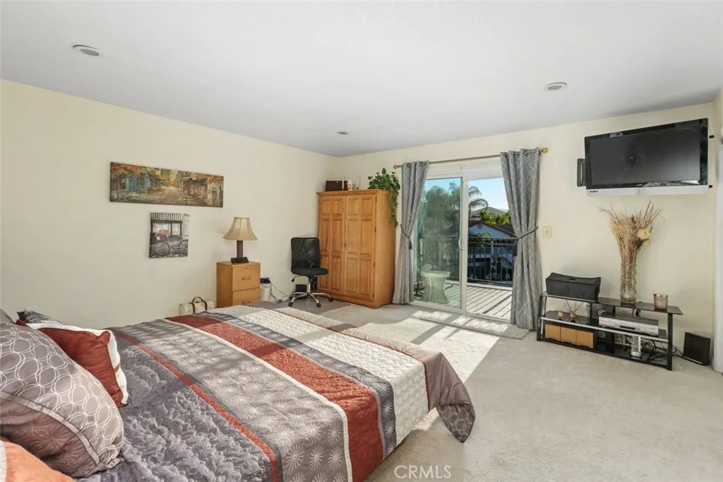Primary En-suite,Sliding Glass Door to Deck