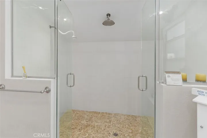 Primary Large Shower 
Dual Shower Heads