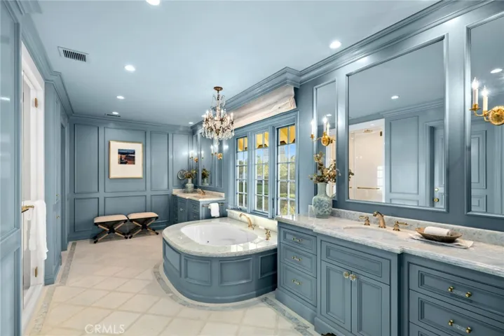 Primary en-suite bathroom