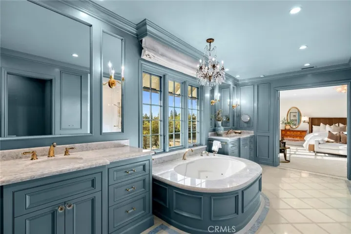Primary en-suite bathroom