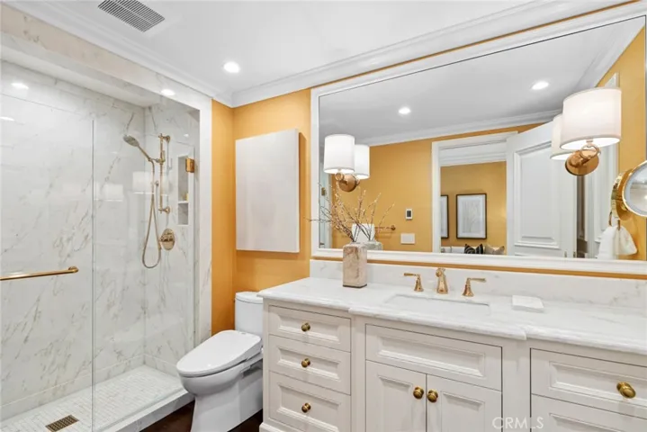 En-suite bathroom to bedroom #1