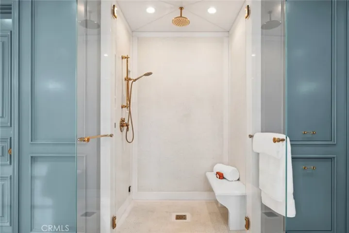 Primary en-suite bathroom