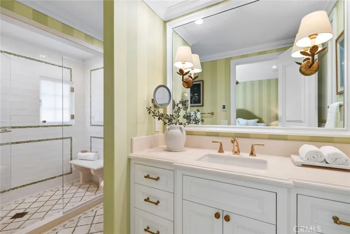 En-suite bathroom to bedroom #2