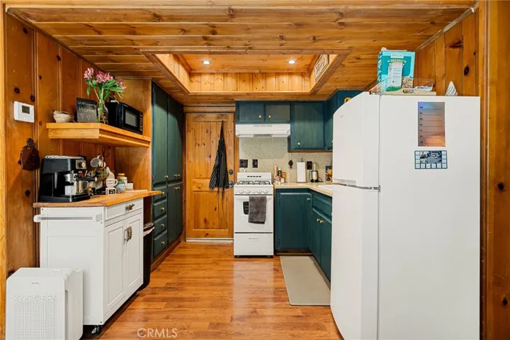 Knotty pine wood ceiling giving you the cozy cabin feel.
