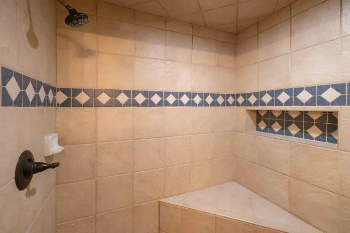 031_1st Bathroom 2