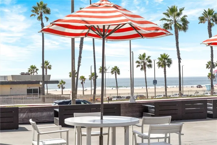 Minutes to Beachfront dining