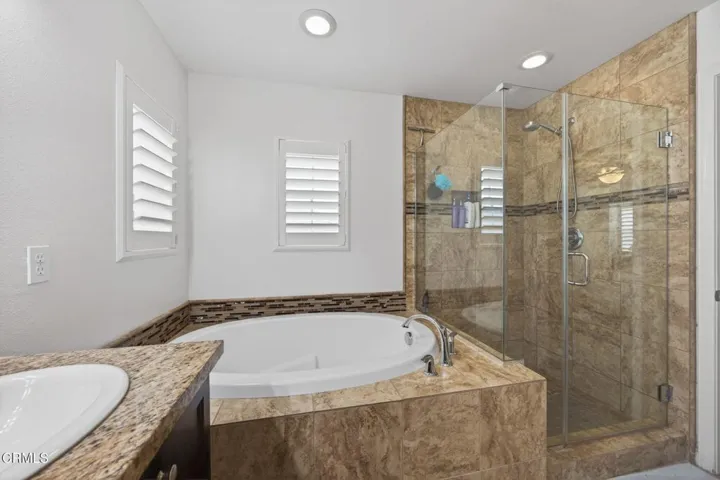 20-web-or-mls-Upmarket Media-34Sec058