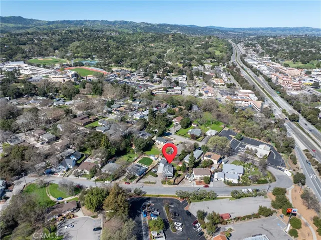 Ideally located in town and close to freeway access. Commuting to work or school is quick and easy.