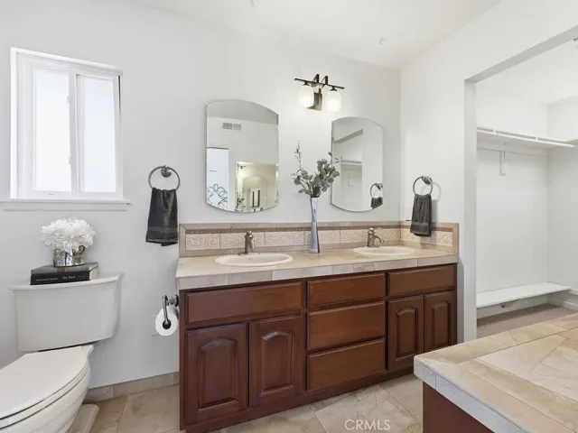 Primary en suite bath with dual sinks