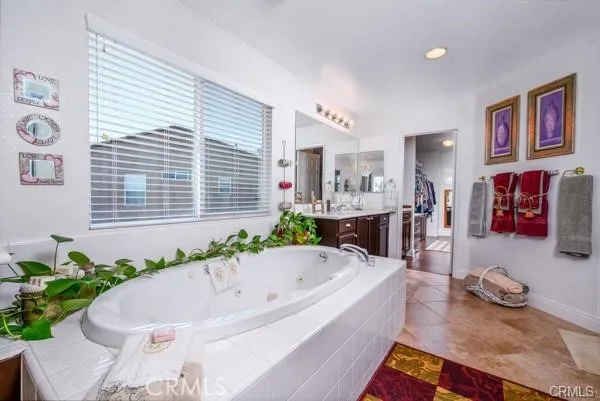 Main Bedroom 2 Sink Bathroom with Sep Tub