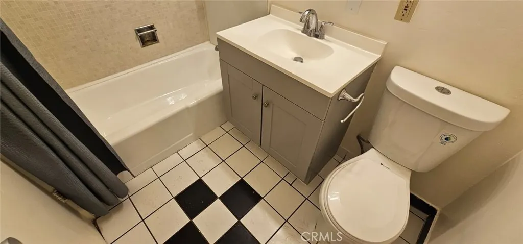 Full Bathroo