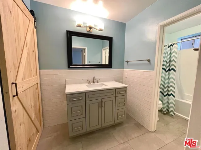 Primary bedroom bathroom