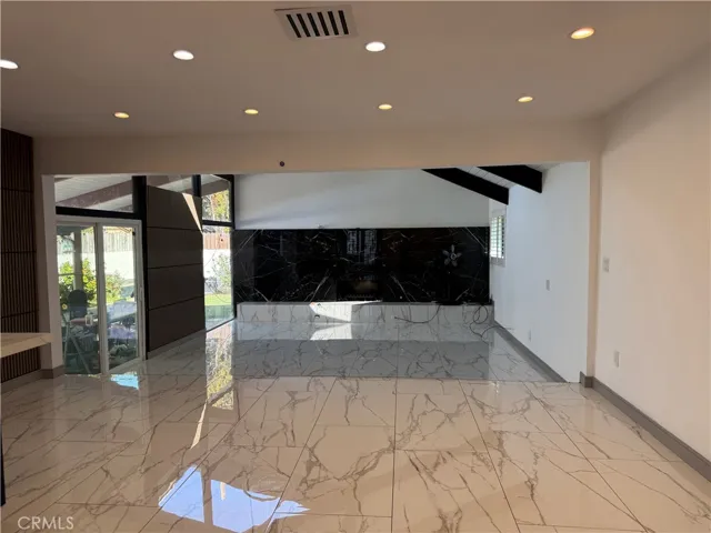 Entry/Livingroom