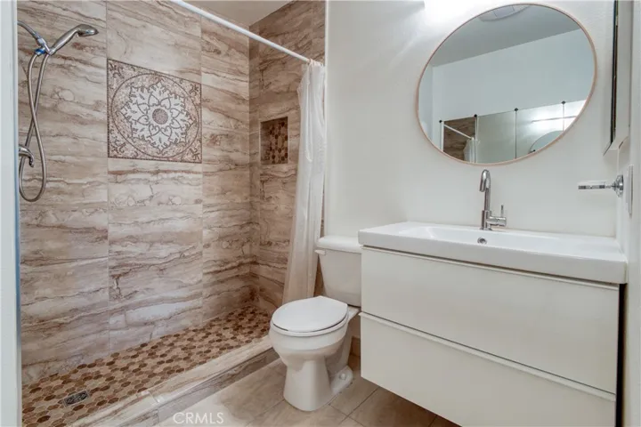 Common bath walk-in dual shower
